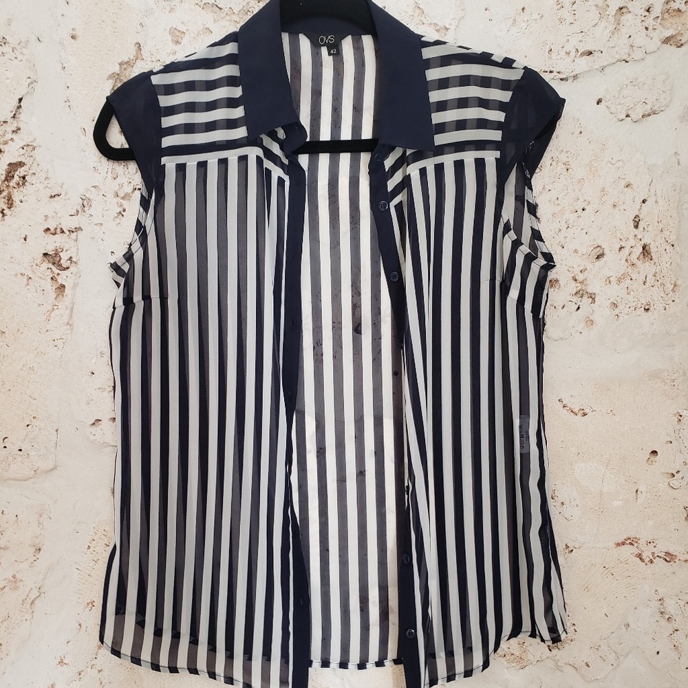 Sleeveless blu and white sheer top
